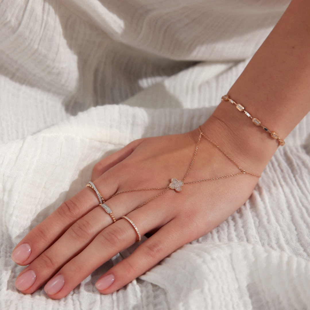 Clover Şahmeran Bileklik - 0.10 ct pırlanta yonca tasarım 14K altın bileklik elde görünümü