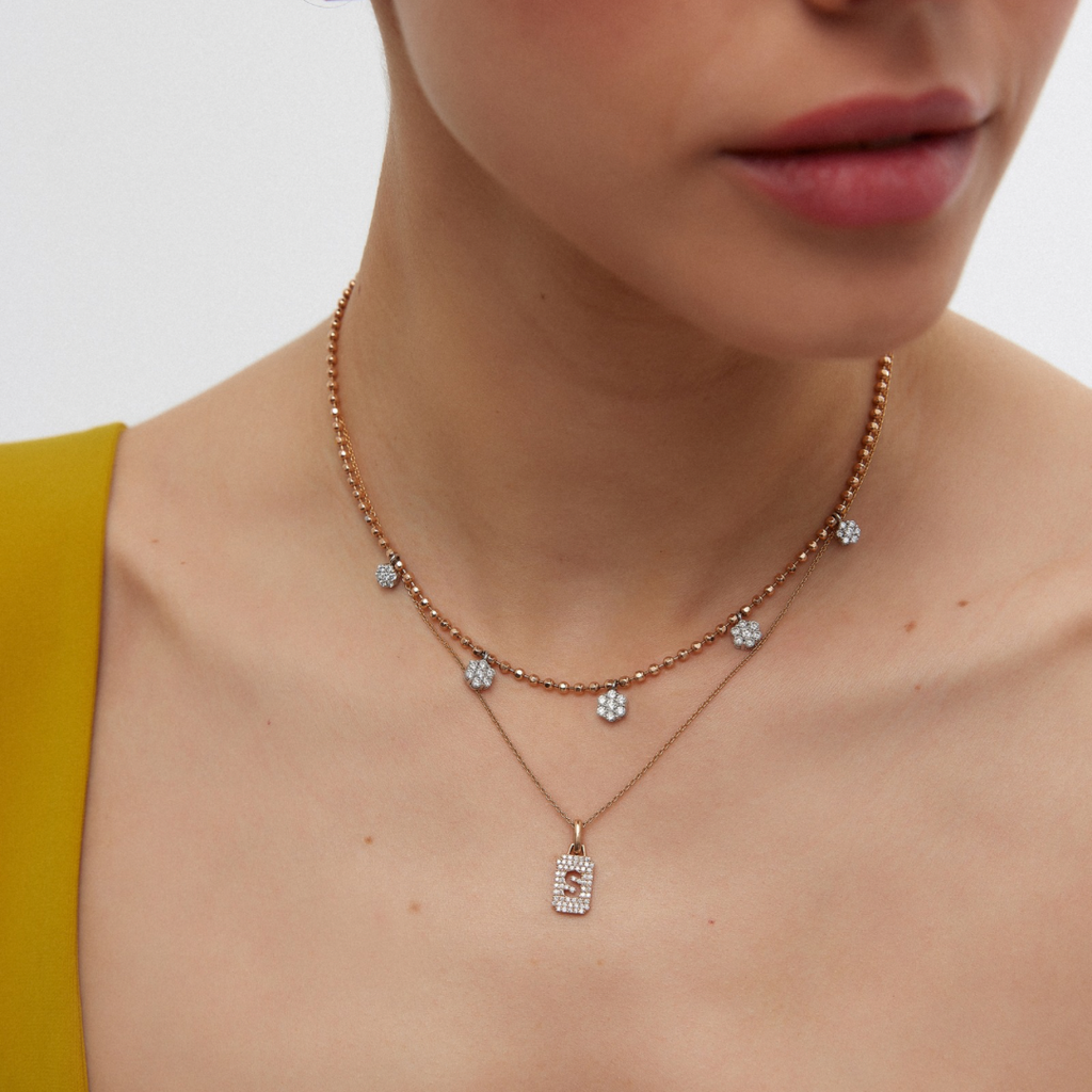 Charm Letter Kolye - 14K altın harf kolye, 0.40 ct E-VS pırlanta - boyunda görünüm