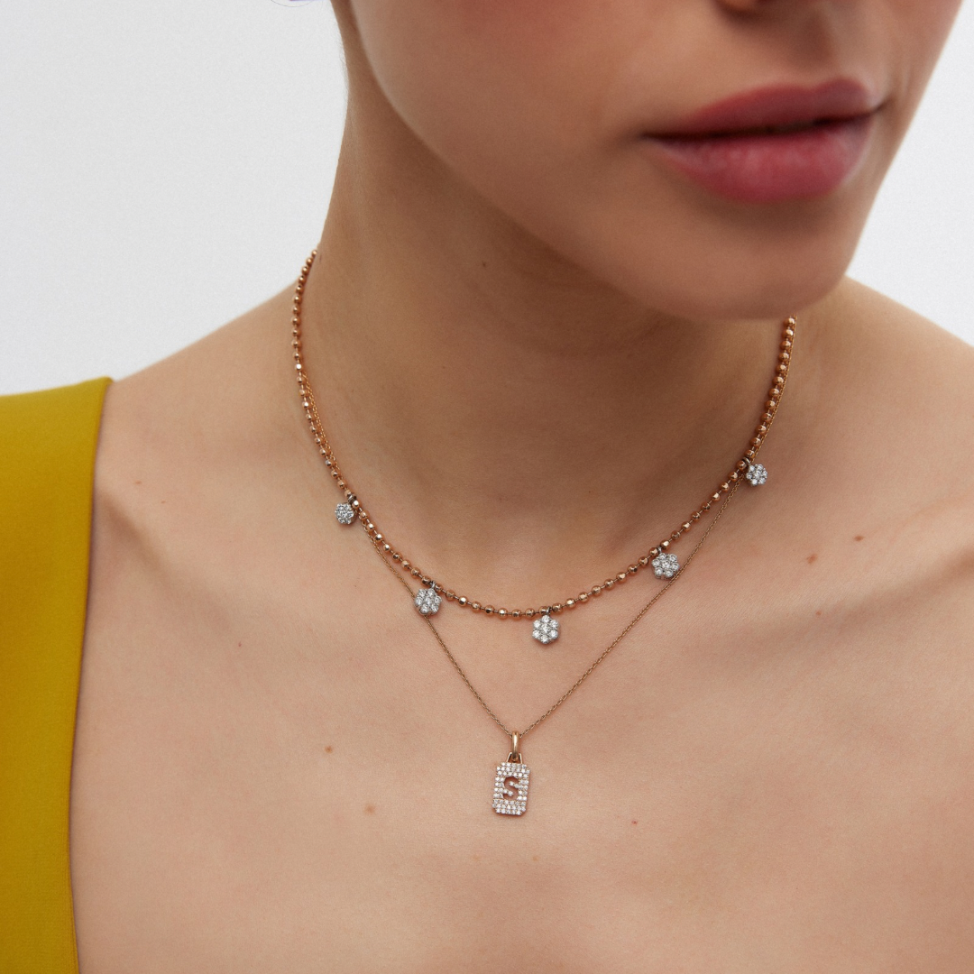 Charm Letter Kolye - 14K altın harf kolye, 0.40 ct E-VS pırlanta - boyunda görünüm