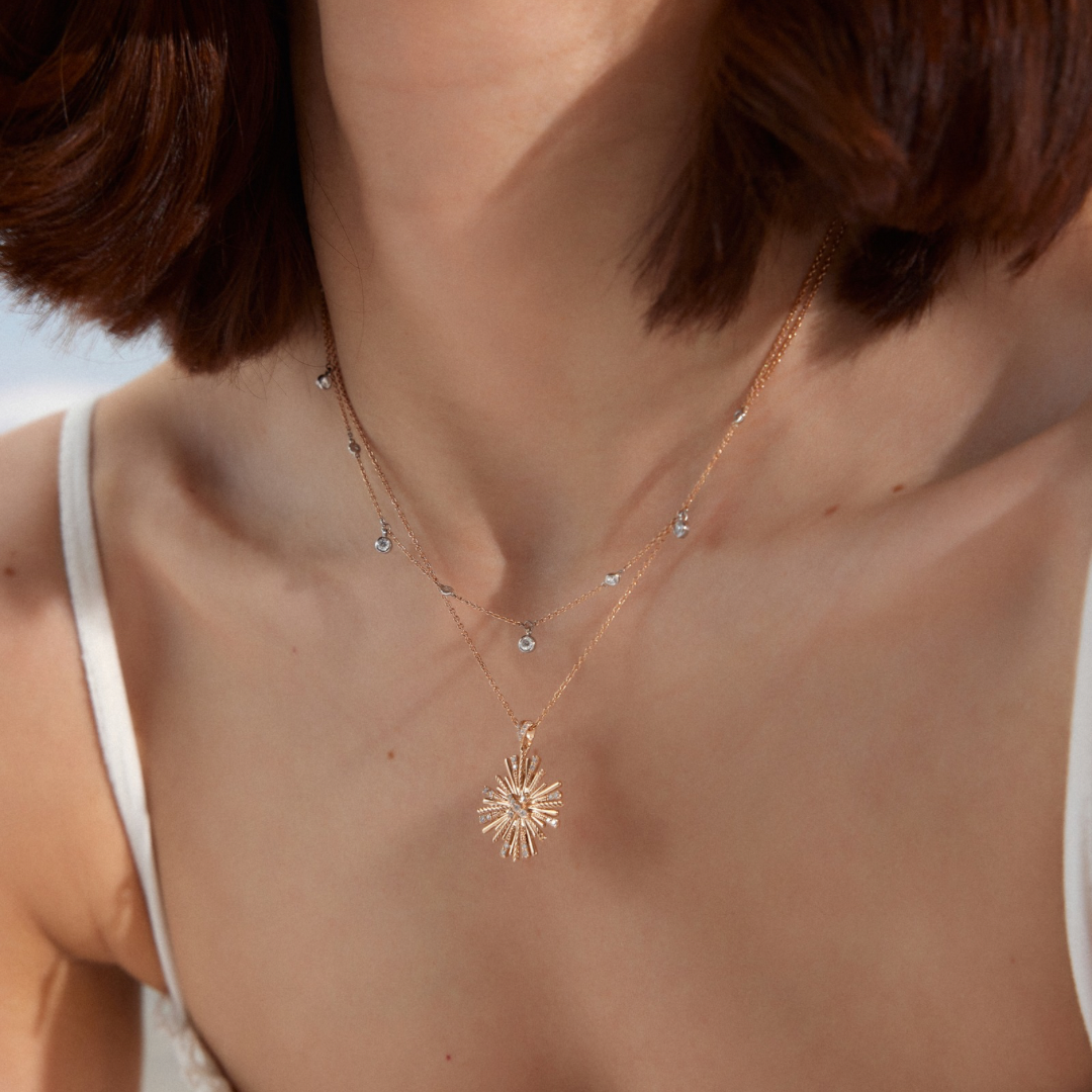 Daisy Diamond Kolye - 0.23 ct pırlanta ve 14K altın çiçek tasarım kolye, boyunda görünüm