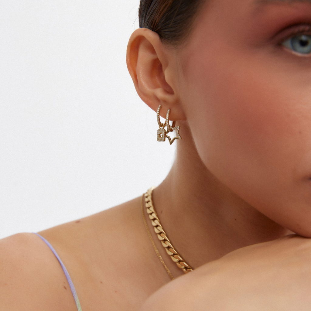 Charm Letter Küpe - 0.15 ct pırlanta ve 14K altın harf charm sallantılı küpe, kulakta görünüm