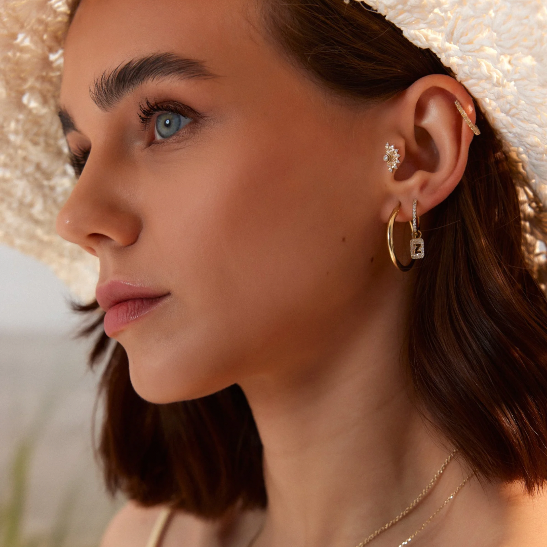 Charm Letter Küpe - 0.15 ct pırlanta ve 14K altın harf charm sallantılı küpe, kulakta görünüm