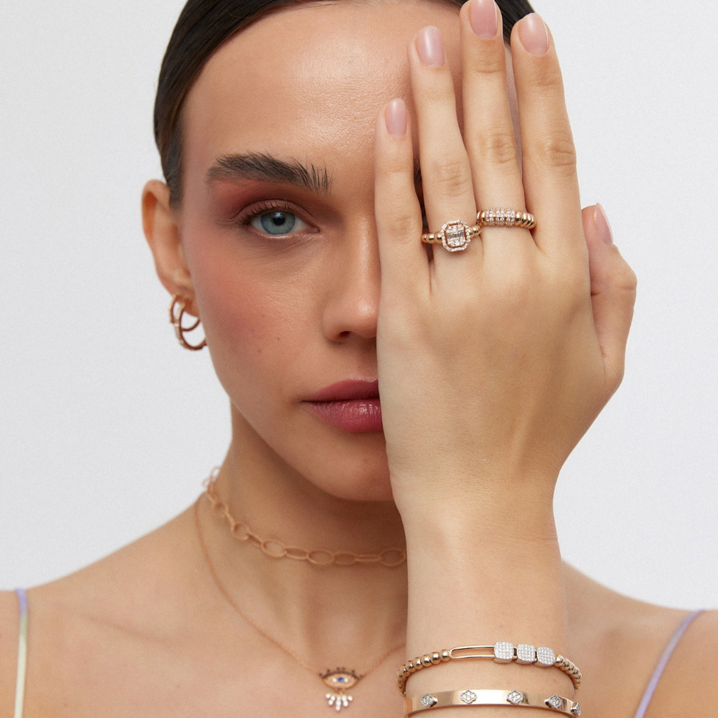 Bubble Baguette Yüzük - 0.31 ct pırlanta baget tasarım 14K altın yüzük parmakta görünümü