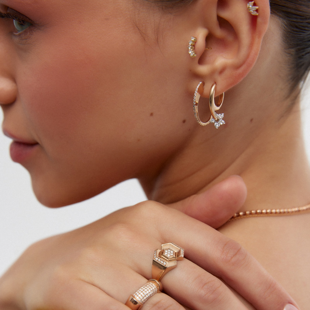 J Hoop Küpe - 0.36 ct pırlanta 14K altın halka küpe kulakta görünümü