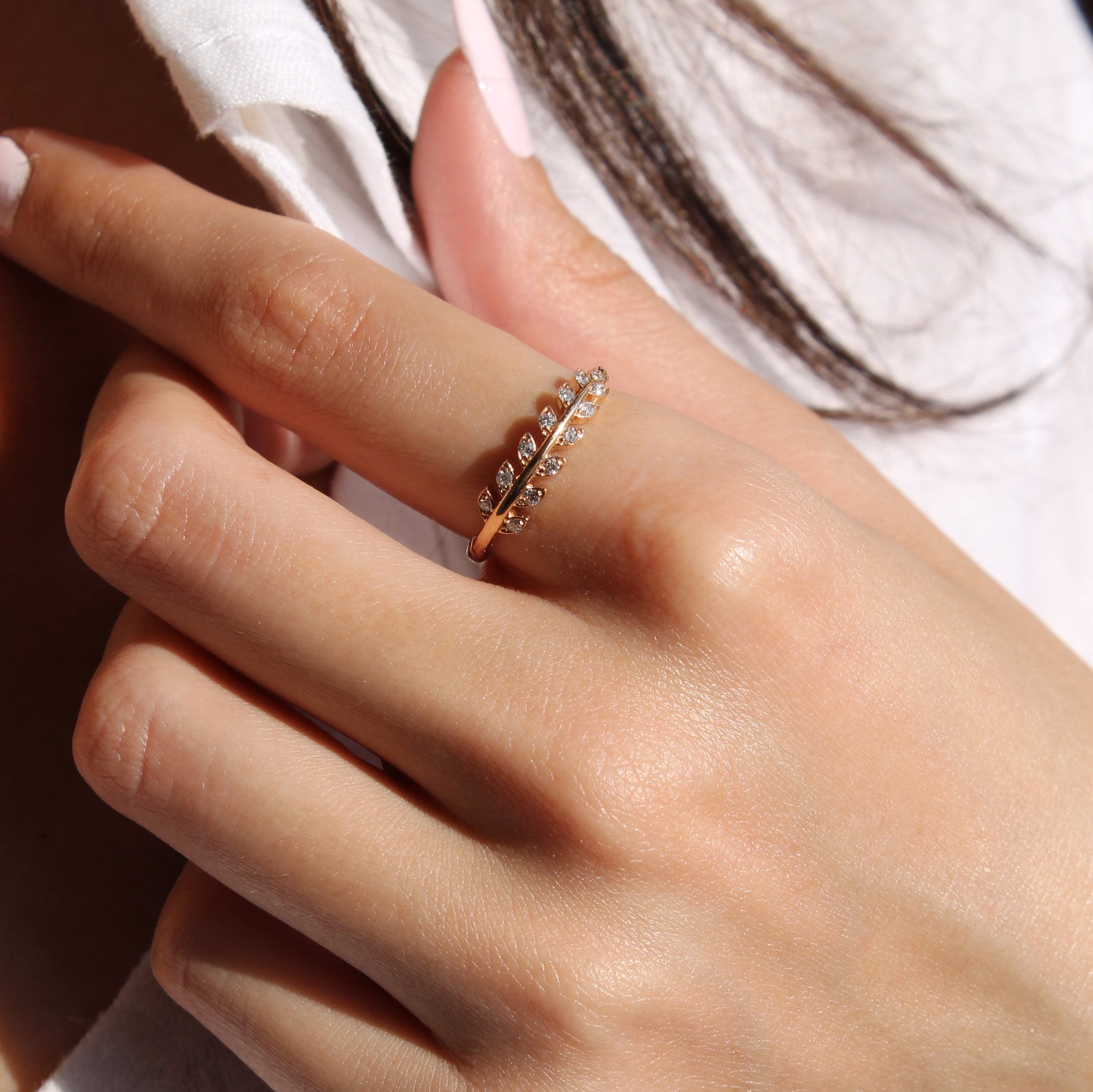 Leaf Yüzük parmakta görünümü - 14K altın pırlanta yaprak yüzük