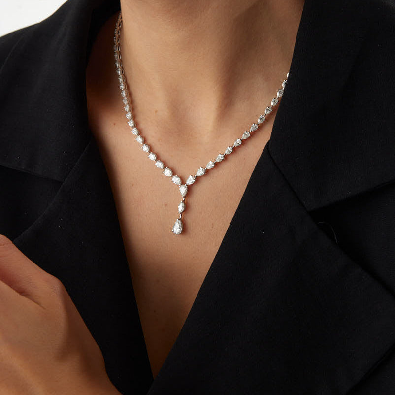 Majesty 5.27 ct E-VS pırlanta taşlı 18K altın gerdanlık kolye - modelde görünümü