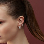 Marquise Crest markiz ve damla tektaşlı küpe - modelde görünümü