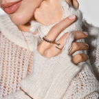 Bubble Letter Yüzük parmakta görünümü - 14K altın harf yüzük