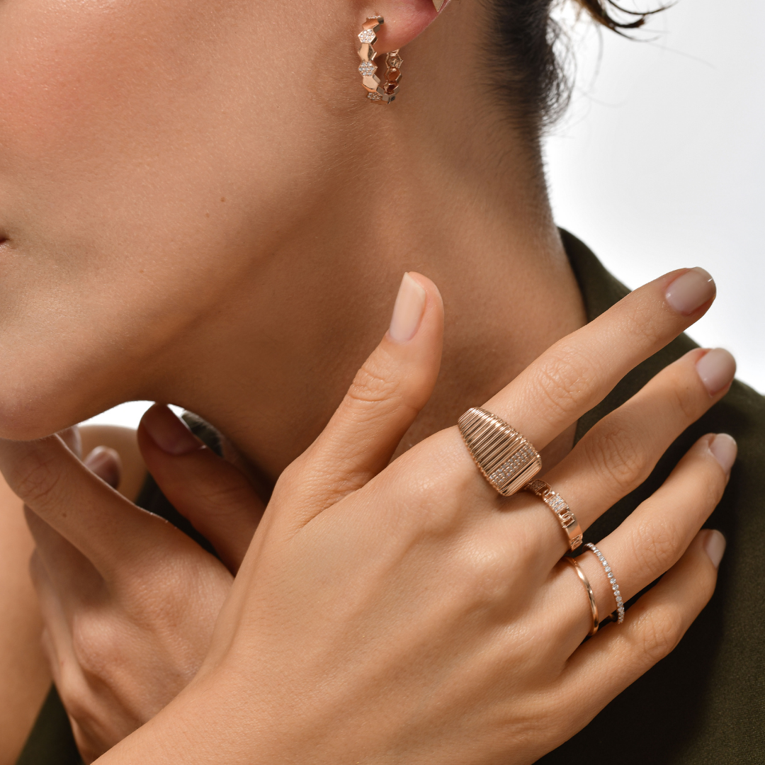 Square Minimal Yüzük parmakta görünümü - 14K altın pırlanta yüzük