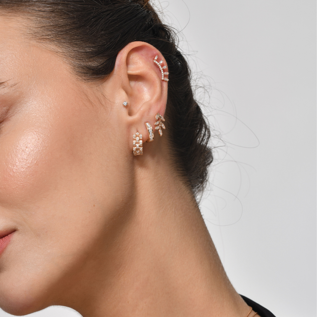 Fully Diamond Küpe kulakta görünümü - 14K altın pırlanta halka küpe