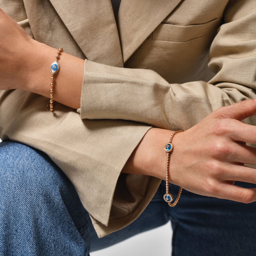 Guardian Eye Suyolu Bileklik bilekte görünümü - 14K altın pırlanta nazarlık bileklik