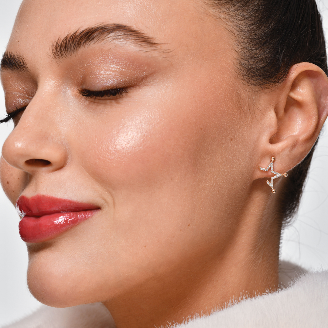 Sante Küpe kulakta görünümü - 14K altın pırlanta yıldız küpe