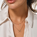 Letter Bumble Kolye boyunda görünümü - 14K altın pırlanta harf kolye