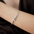 Pear Cascade damla tektaşlı kelepçe - modelde görünümü