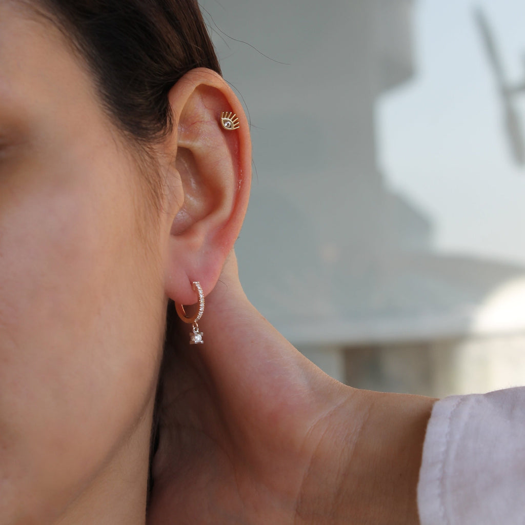 Dangling Diamond Küpe kulakta görünümü - 14K altın pırlanta sallantılı küpe