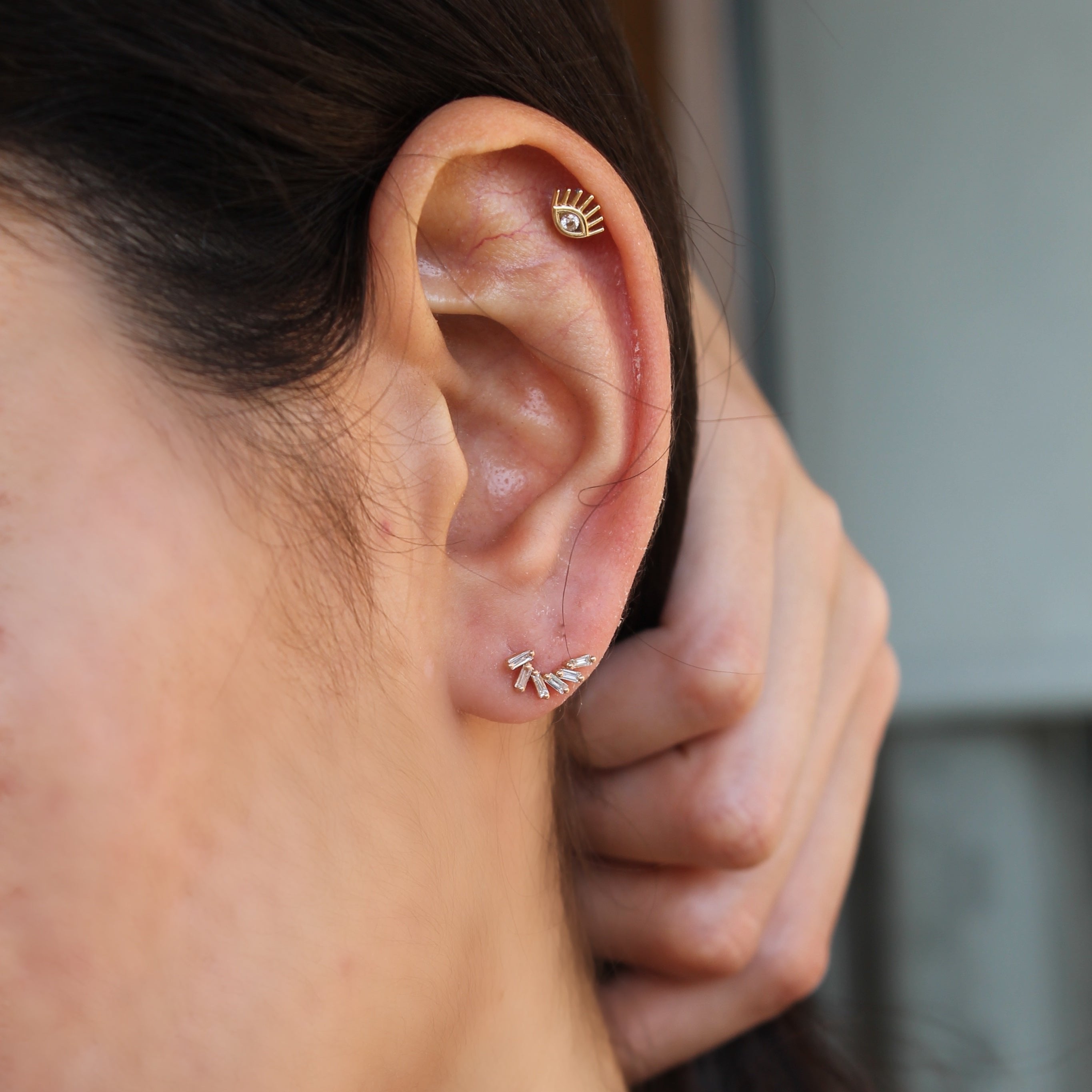 etit Baguette Pırlanta Küpe kulakta görünümü - 14K altın pırlanta baguette küpe