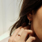 Floral Diamond Küpe kulakta görünümü - 14K altın pırlanta çiçek küpe