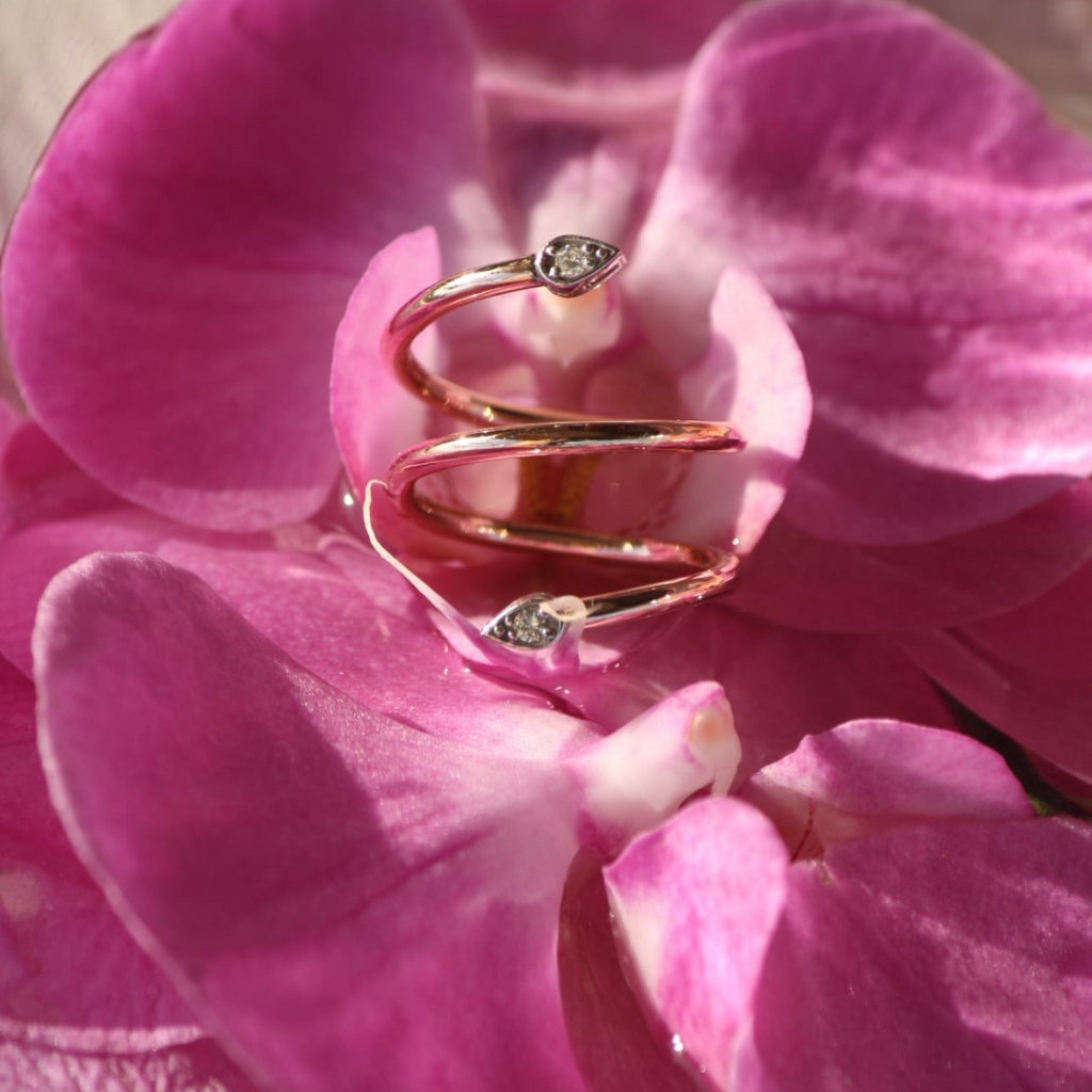 Sarmal pırlanta yüzük, spiral dizilim ve pırlanta detayları