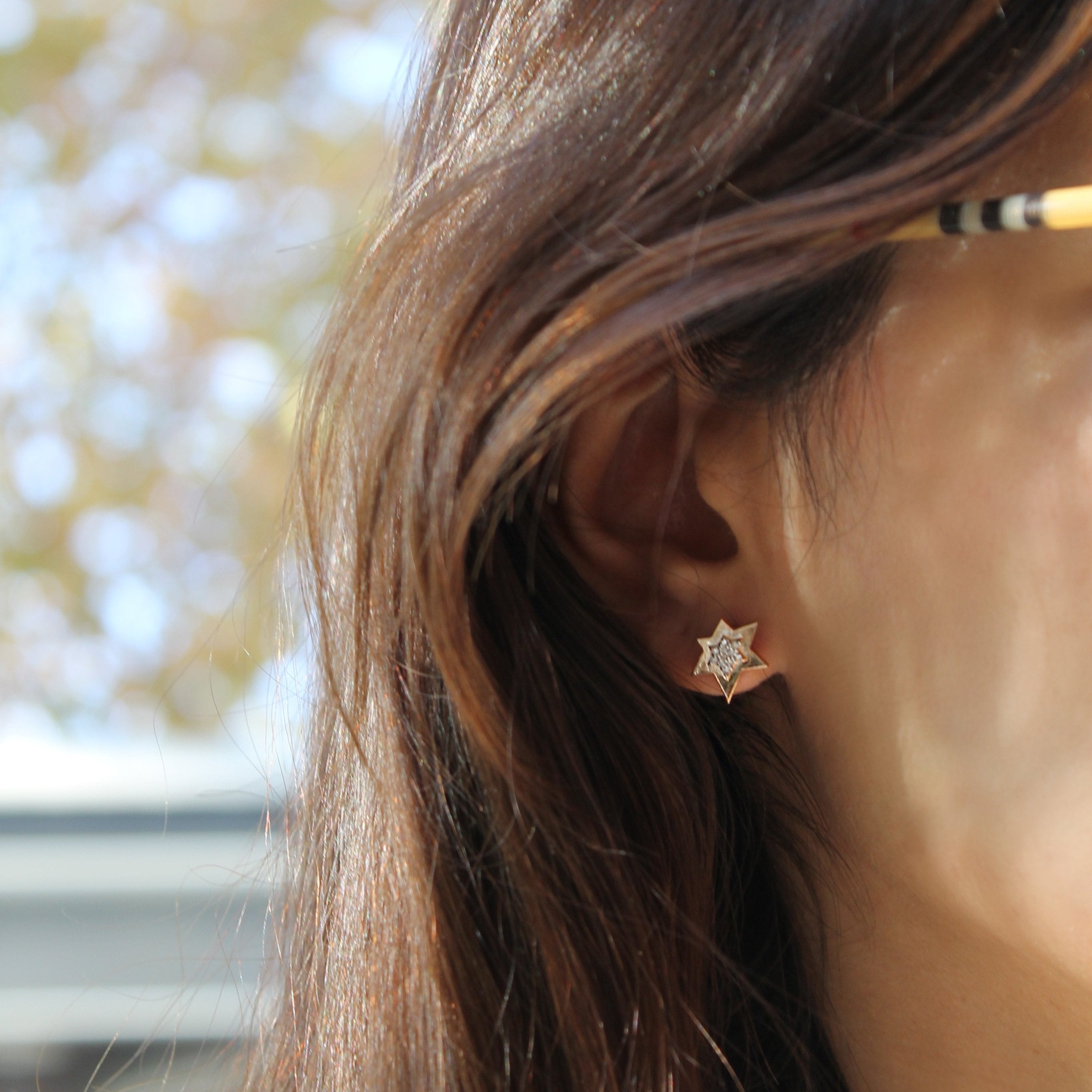 Asteria Küpe kulakta görünümü - 14K altın pırlanta yıldız küpe