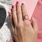 Criss Cross Yüzük parmakta görünümü - 14K altın pırlanta çapraz yüzük