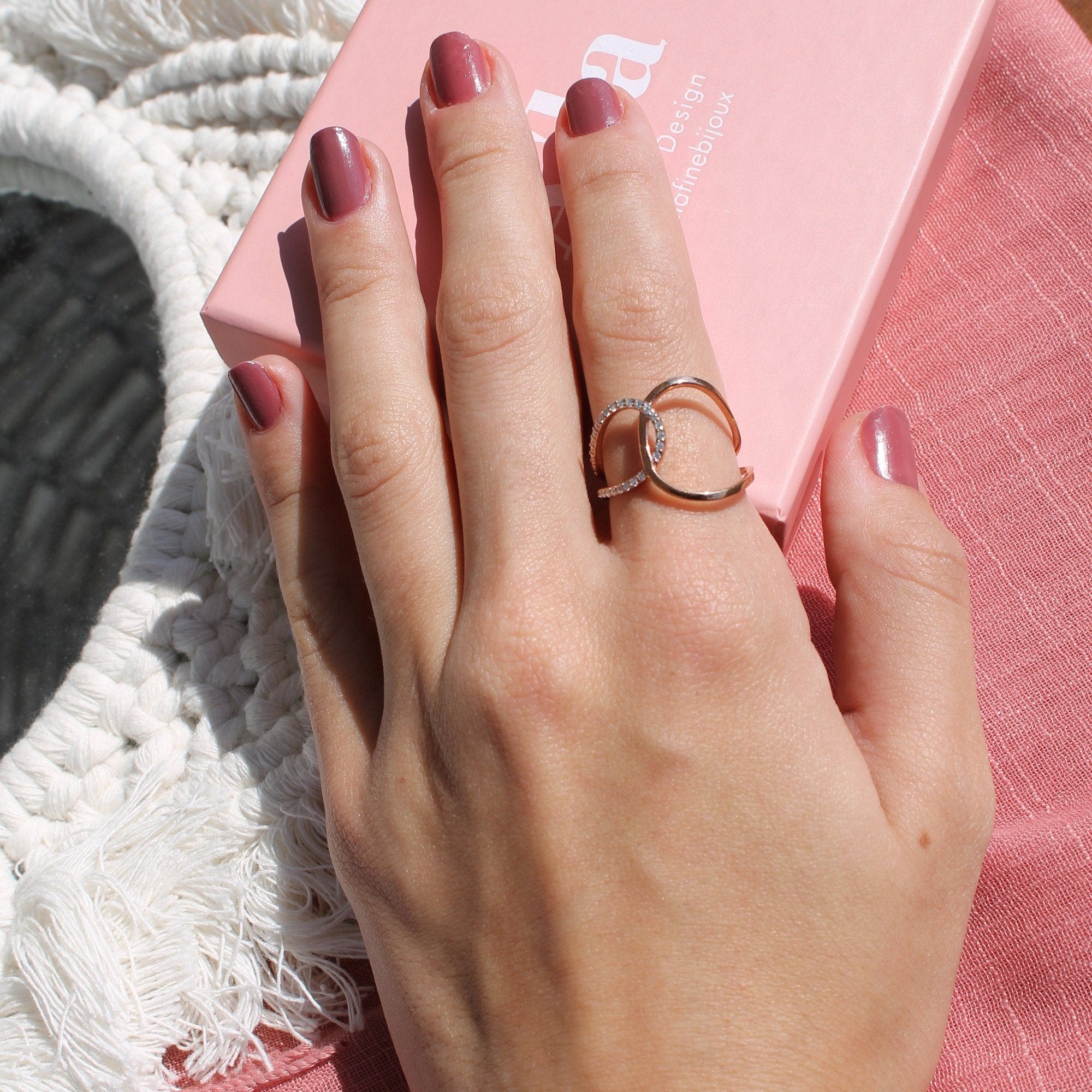 Criss Cross Yüzük parmakta görünümü - 14K altın pırlanta çapraz yüzük