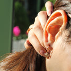 14K altın Shell pırlanta küpe - kulakta görünüm