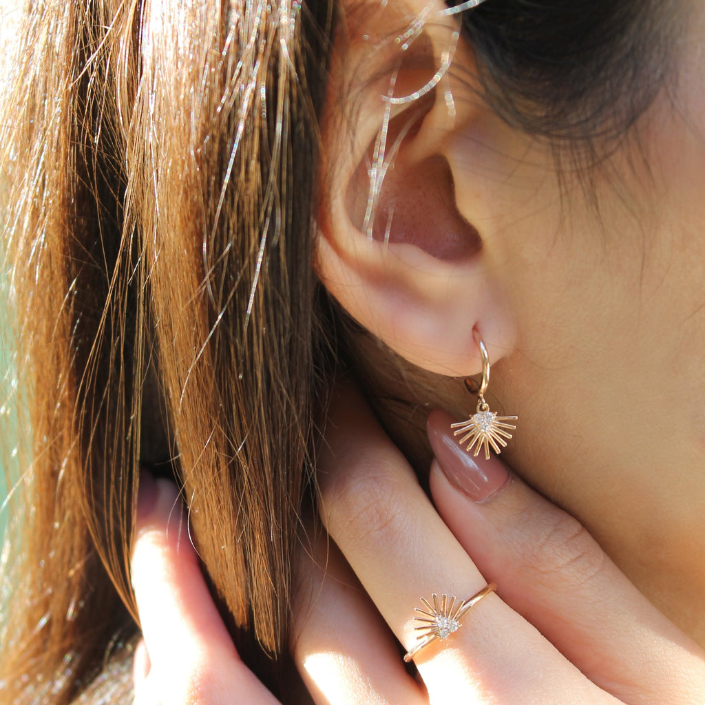 14K altın Shell pırlanta küpe - kulakta görünüm