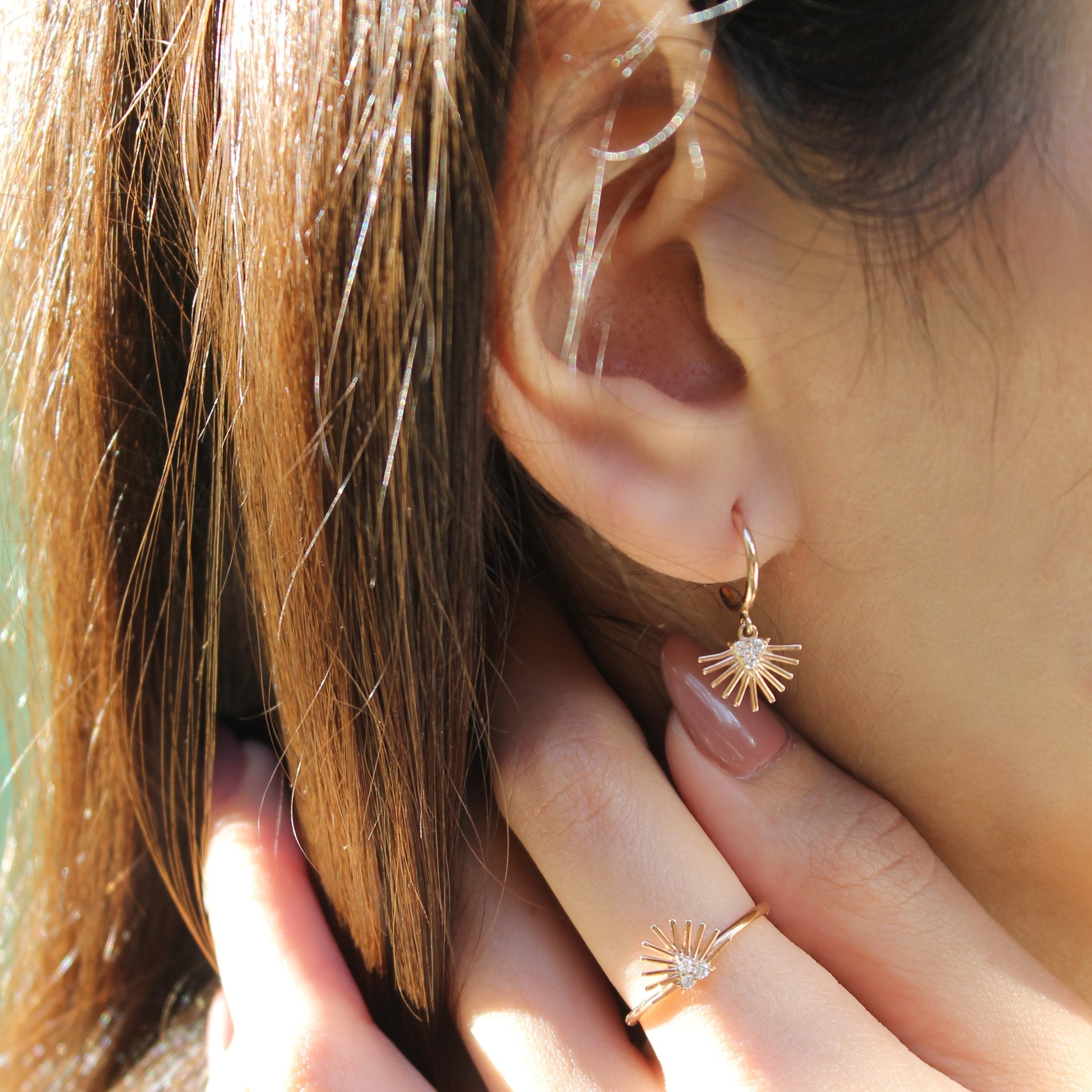 14K altın Shell pırlanta küpe - kulakta görünüm