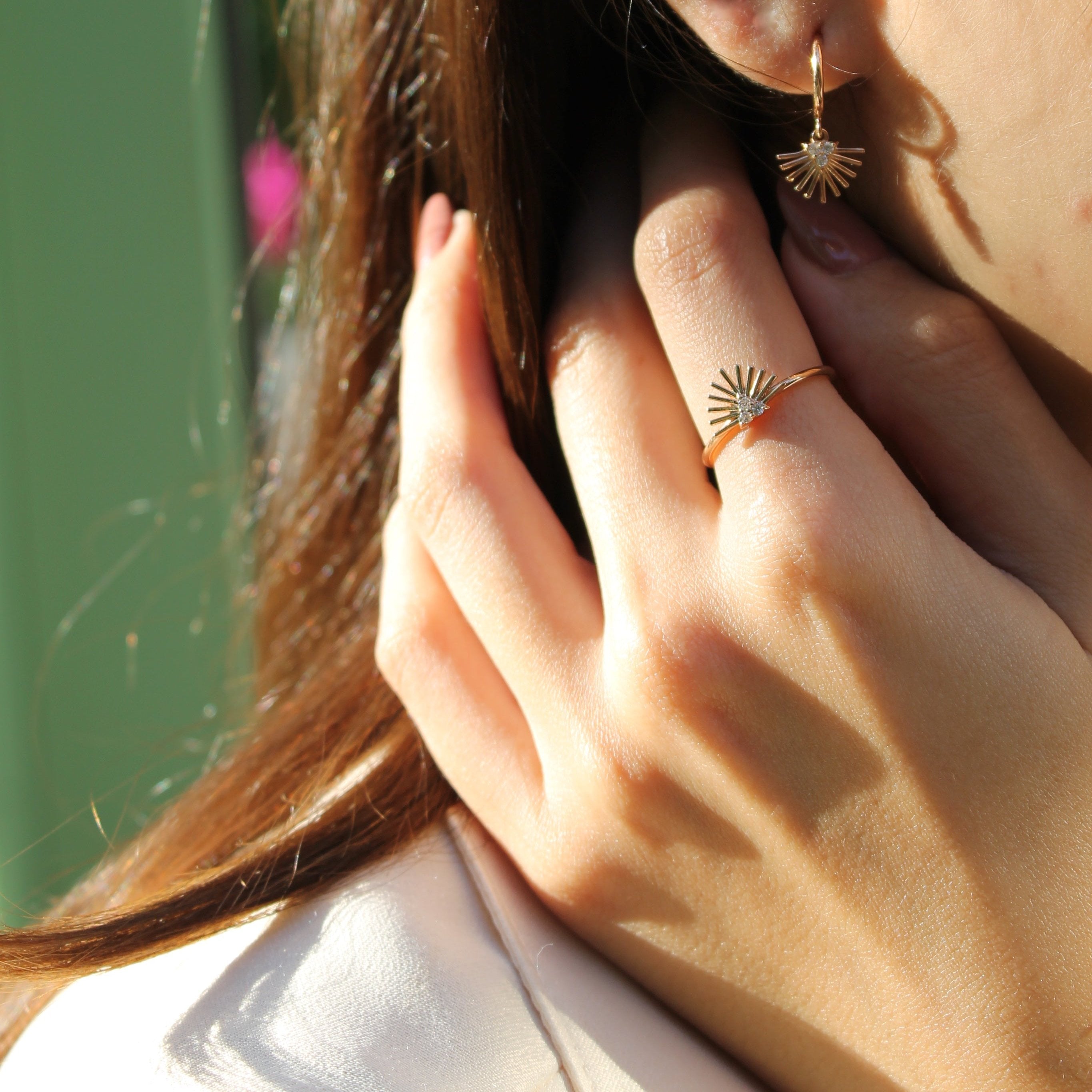 14K altın Shell pırlanta yüzük - parmakta görünüm