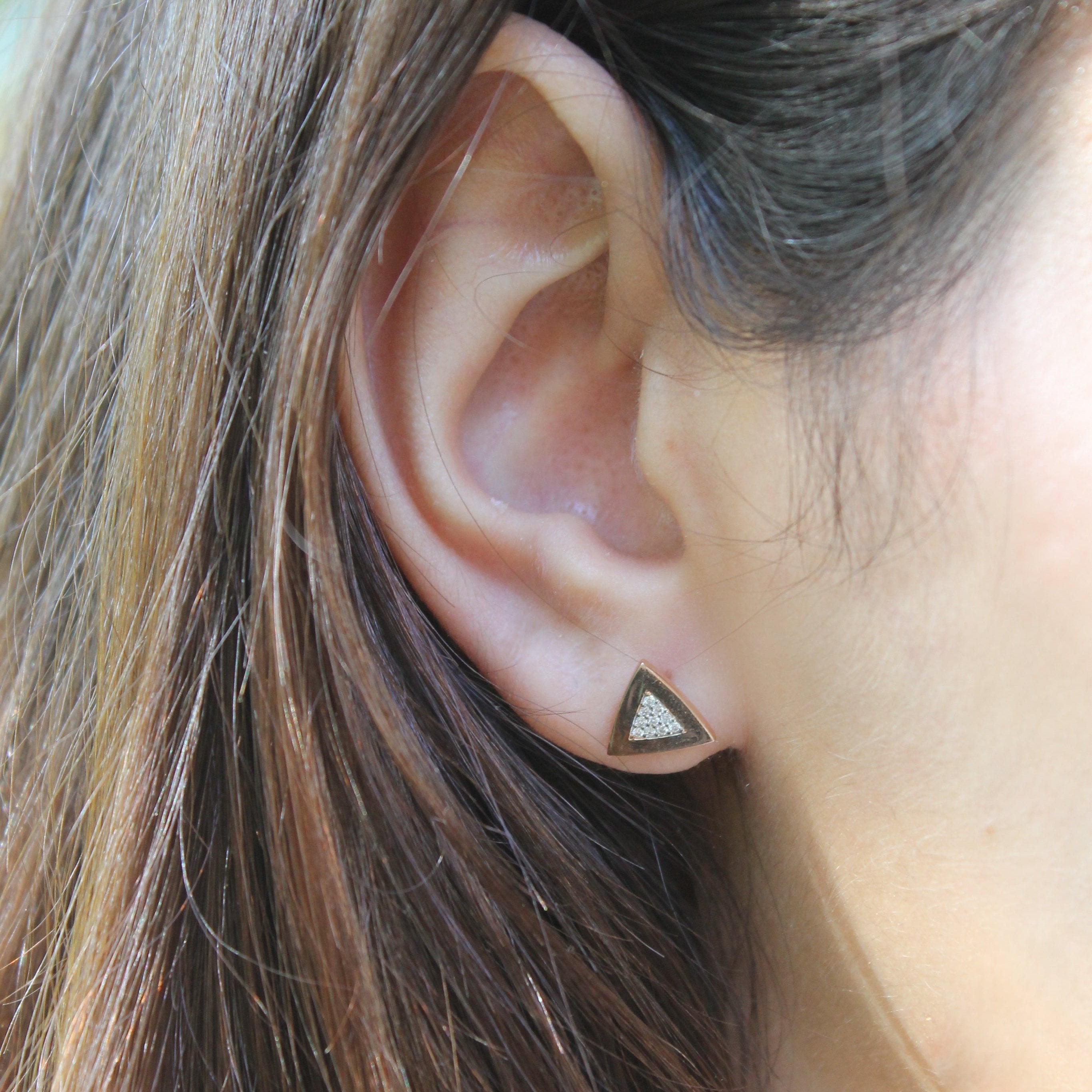 Trine Küpe kulakta görünümü - 14K altın pırlanta pimli küpe