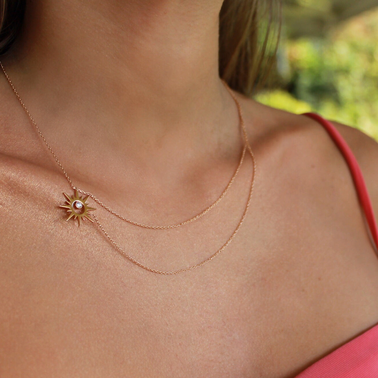 Corner Sun Kolye boyunda görünümü - 14K altın pırlanta güneş kolye