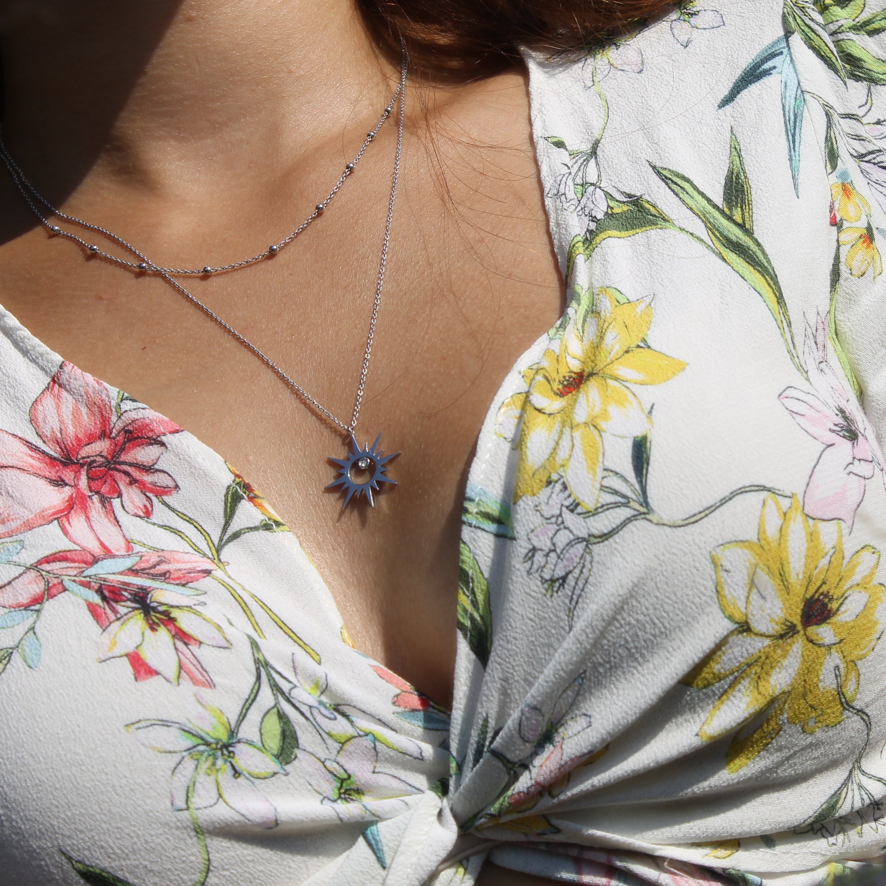 Double Sun Kolye boyunda görünümü - 14K altın pırlanta güneş kolye