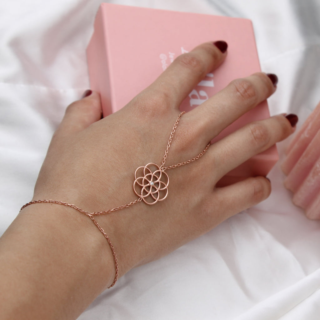 Floral Şahmeran elde görünümü - 14K altın pırlanta şahmeran