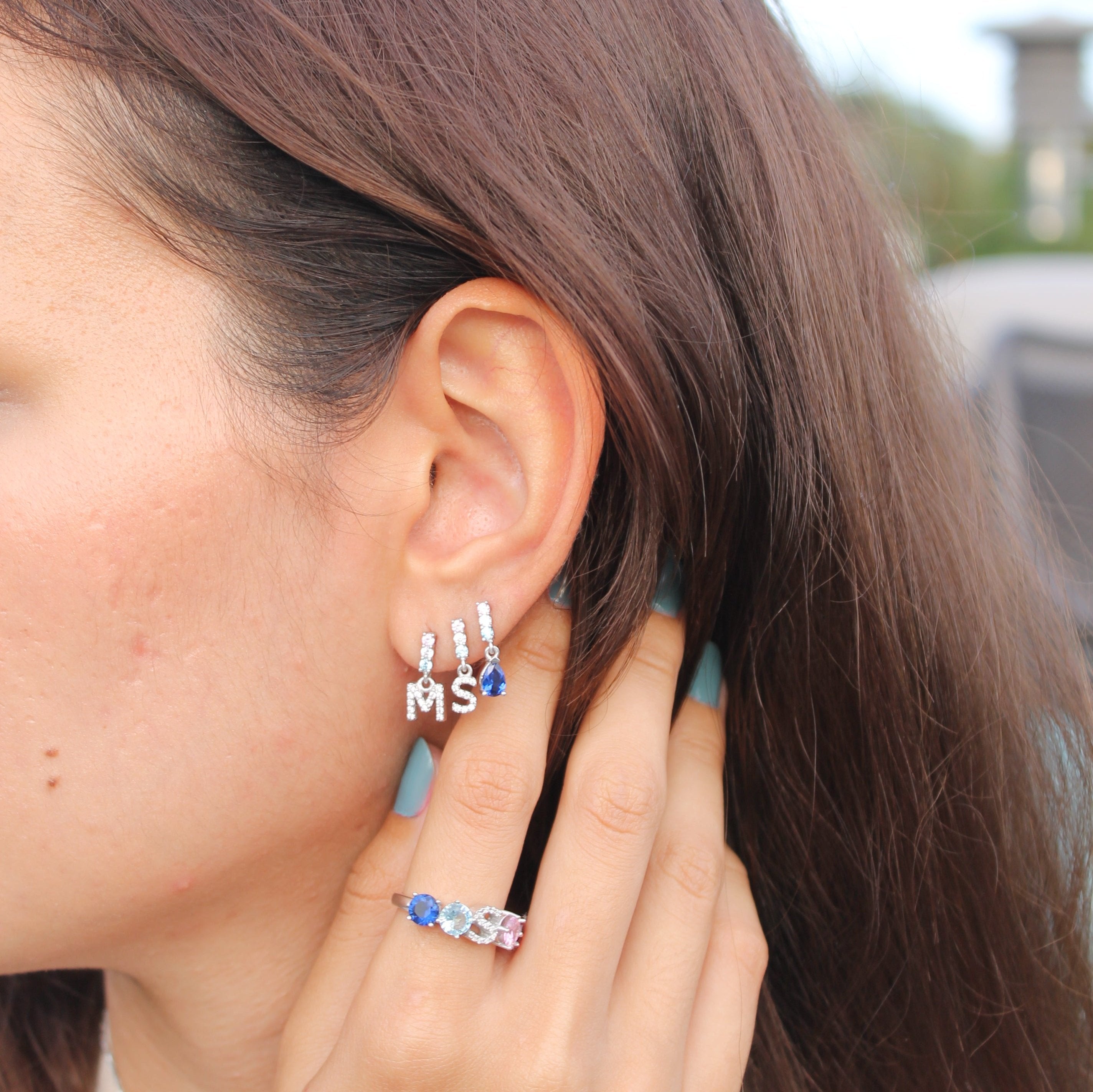 Rainbow Küpe kulakta görünümü - 14K altın pırlanta sallantılı küpe