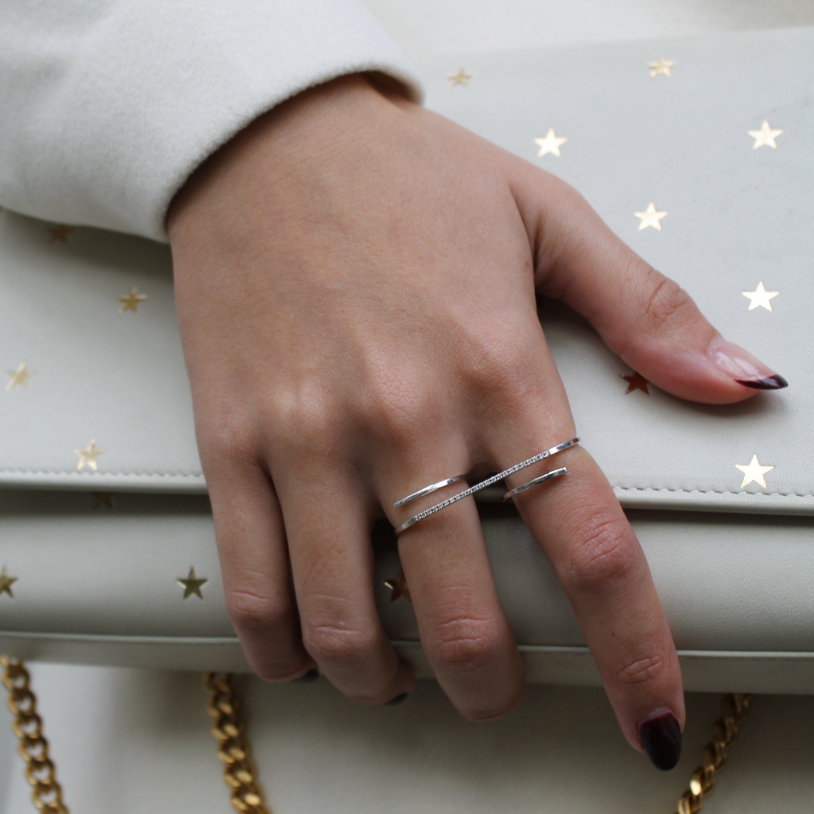 Twin Yüzük parmakta görünümü - 14K altın pırlanta ikiz yüzük