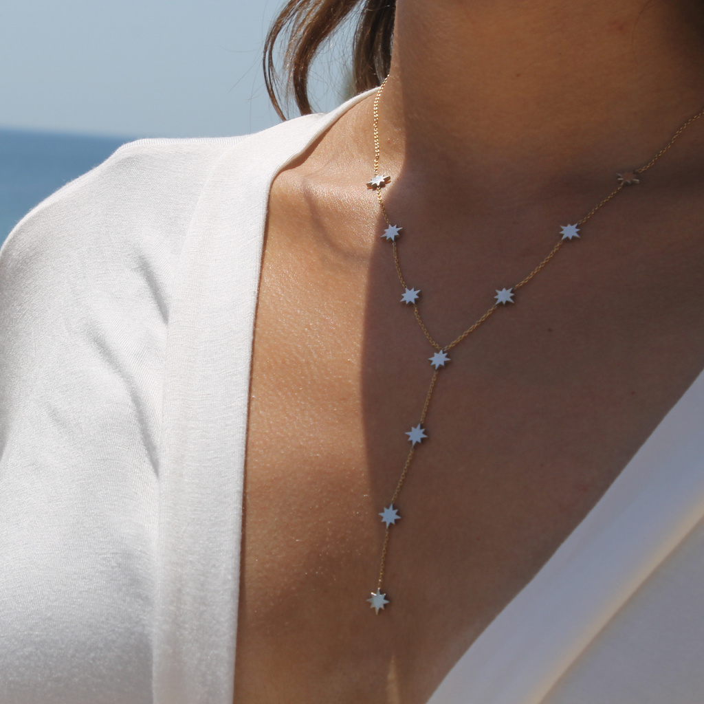 Starry Kolye boyunda görünümü - 14K altın yıldız kolye