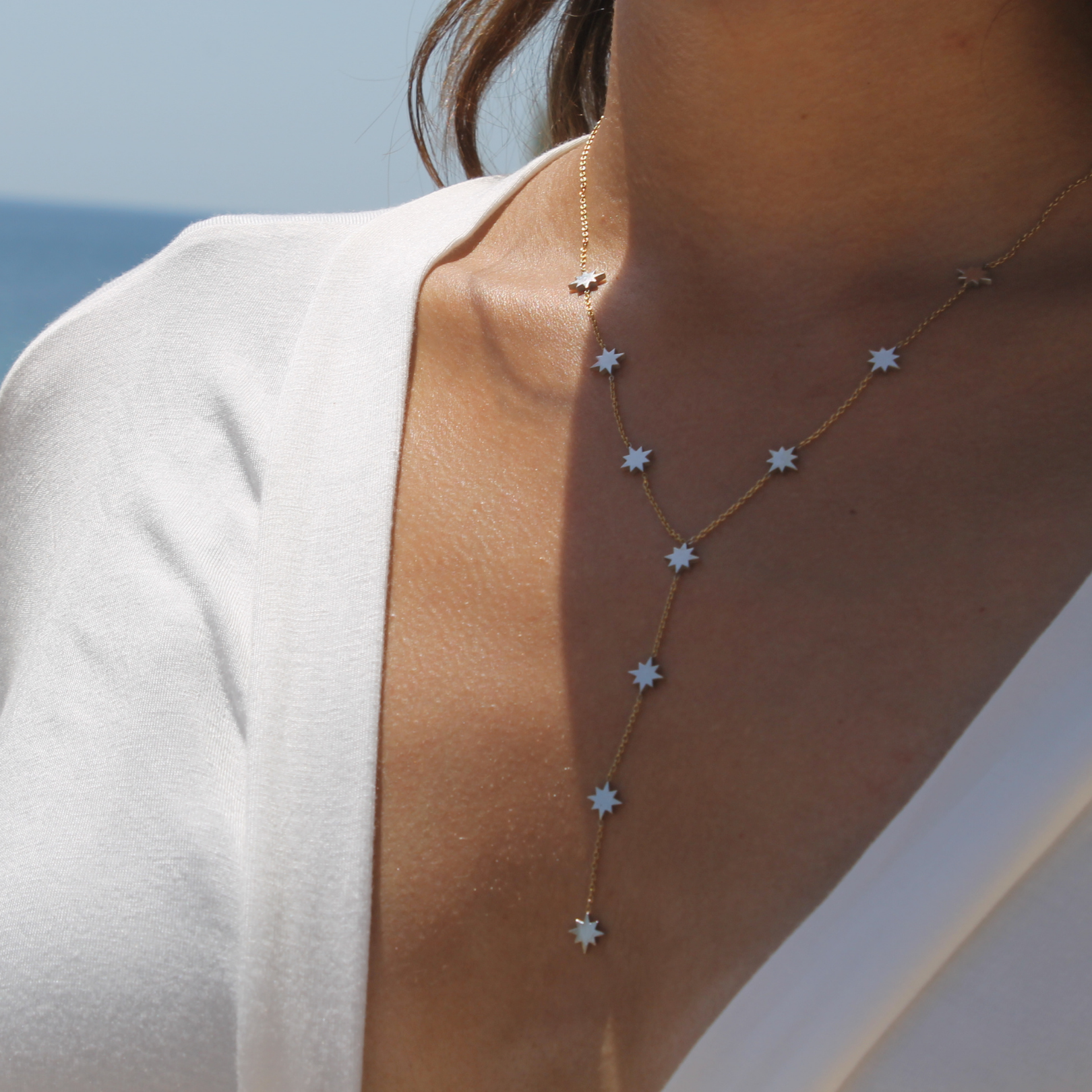 Starry Kolye boyunda görünümü - 14K altın yıldız kolye