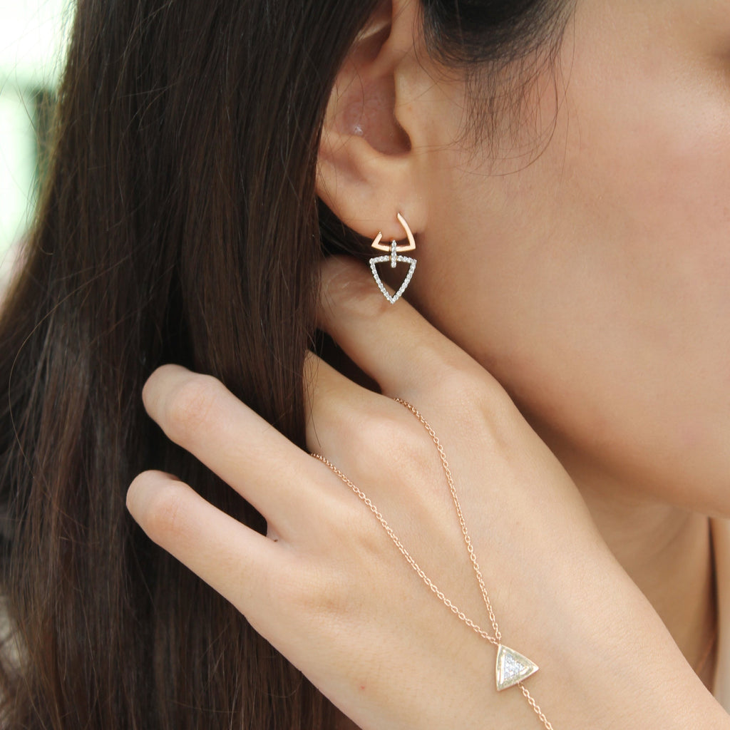 Trigon Küpe kulakta görünümü - 14K altın pırlanta üçgen küpe