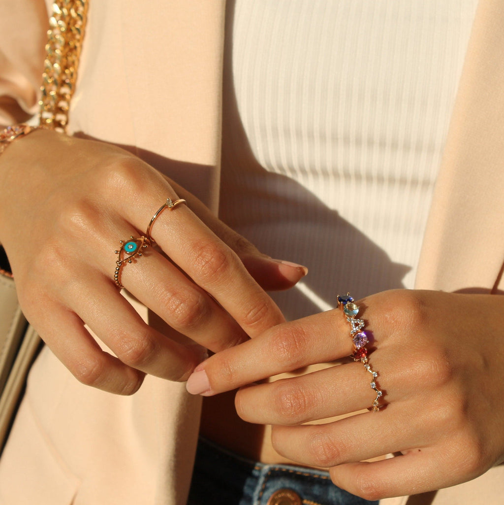 Letter Rainbow Yüzük parmakta görünümü - 14K altın renkli pırlanta harf yüzük