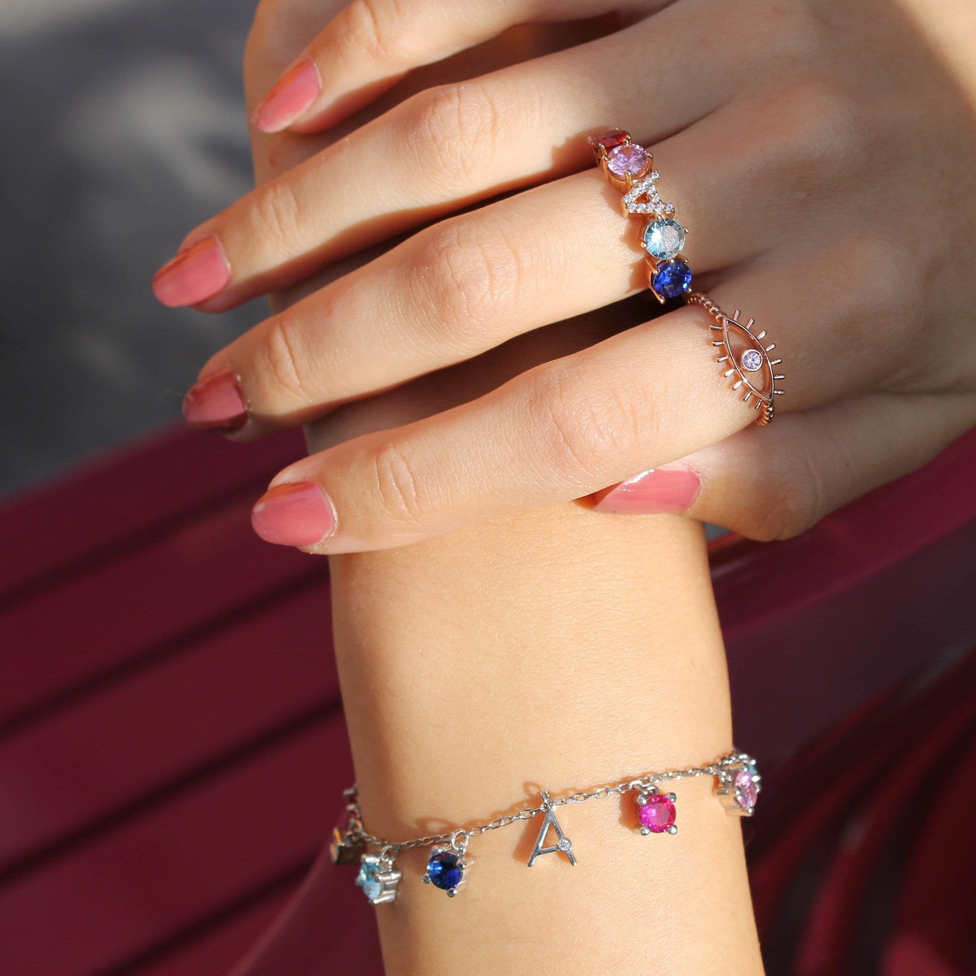 Letter Rainbow Yüzük parmakta görünümü - 14K altın renkli pırlanta harf yüzük