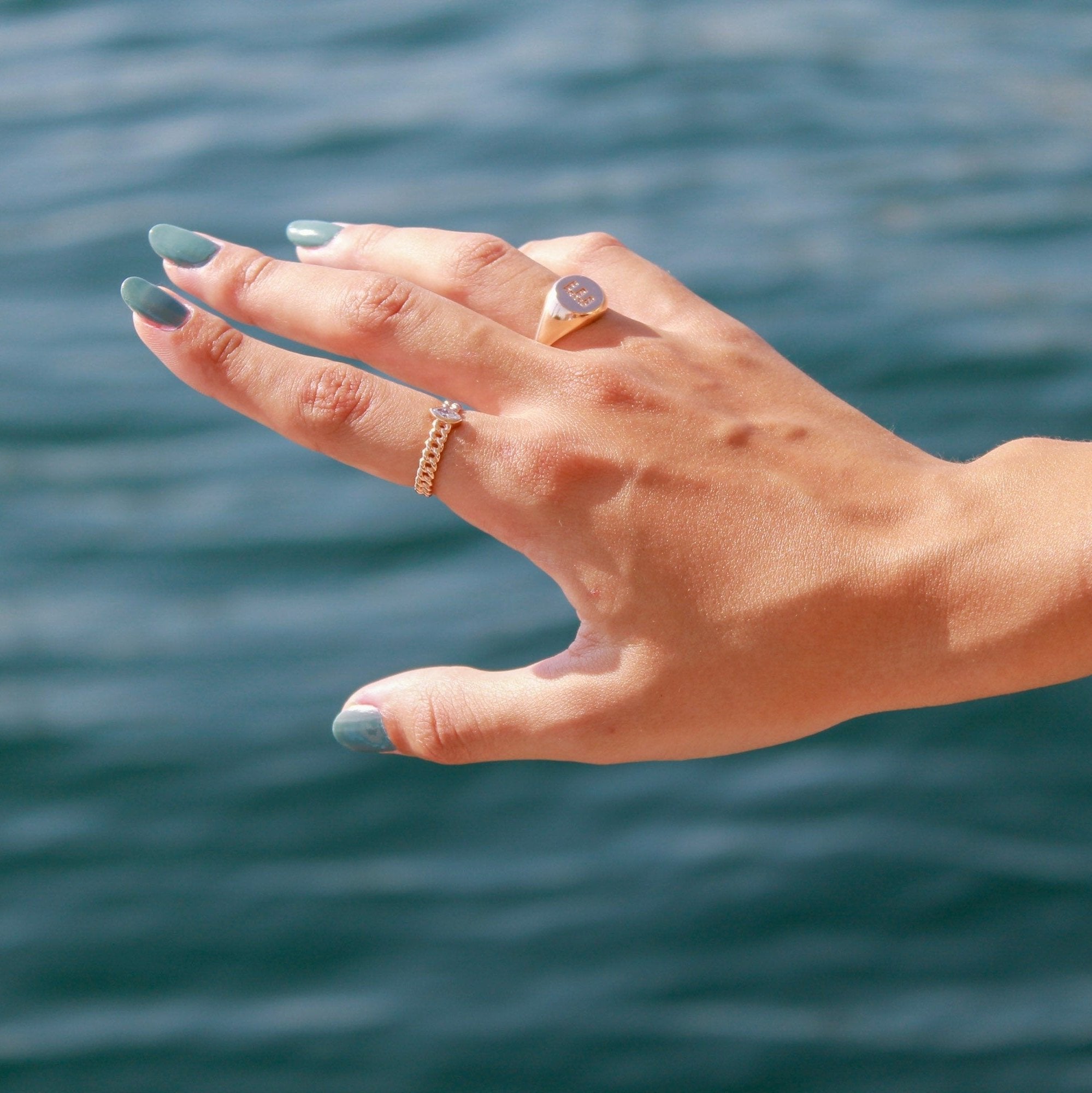 Initial Yüzük parmakta görünümü - 14K altın pırlanta harf yüzük