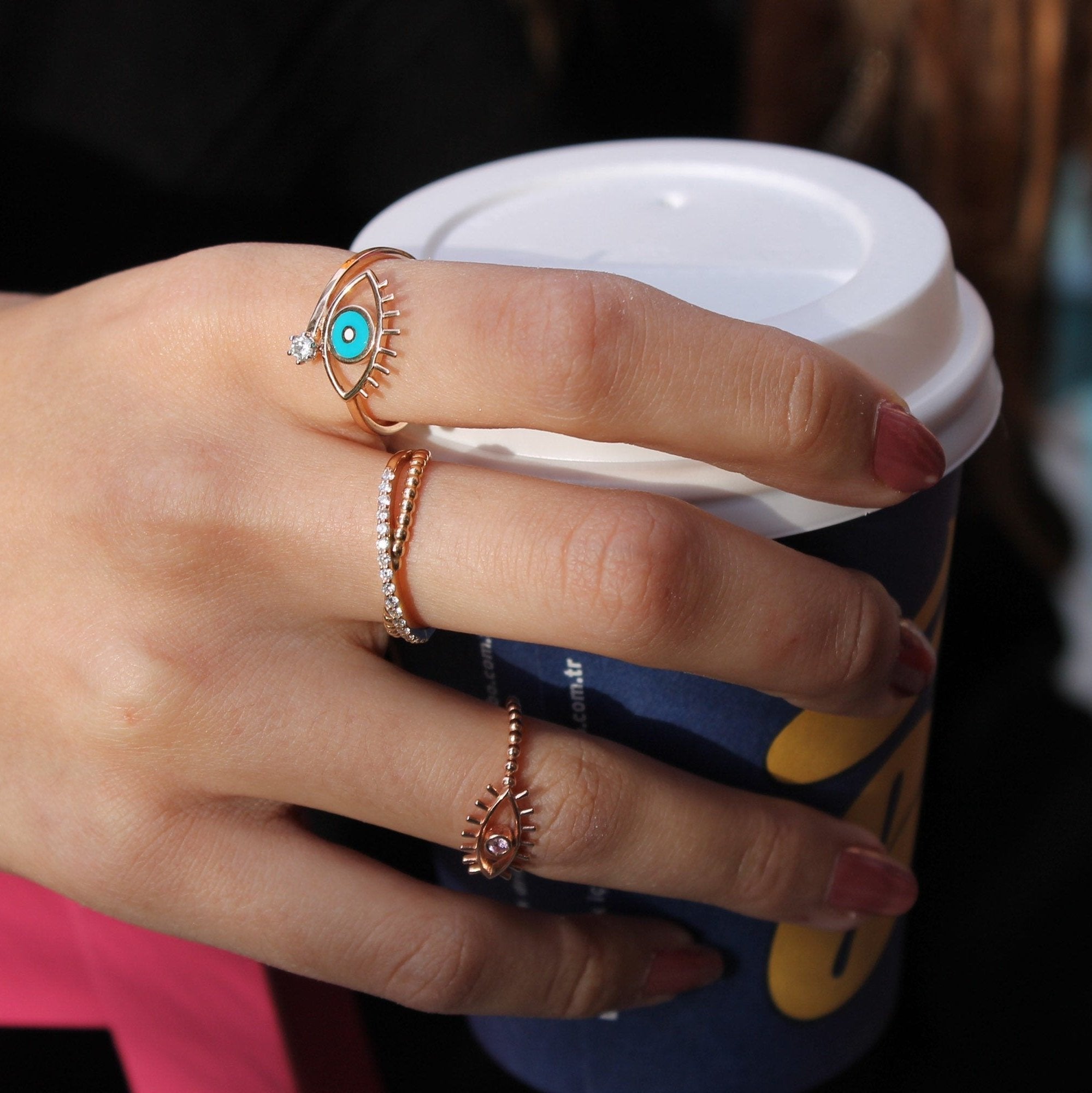 Enamel Eye Yüzük parmakta görünümü - 14K altın pırlanta mineli göz yüzük