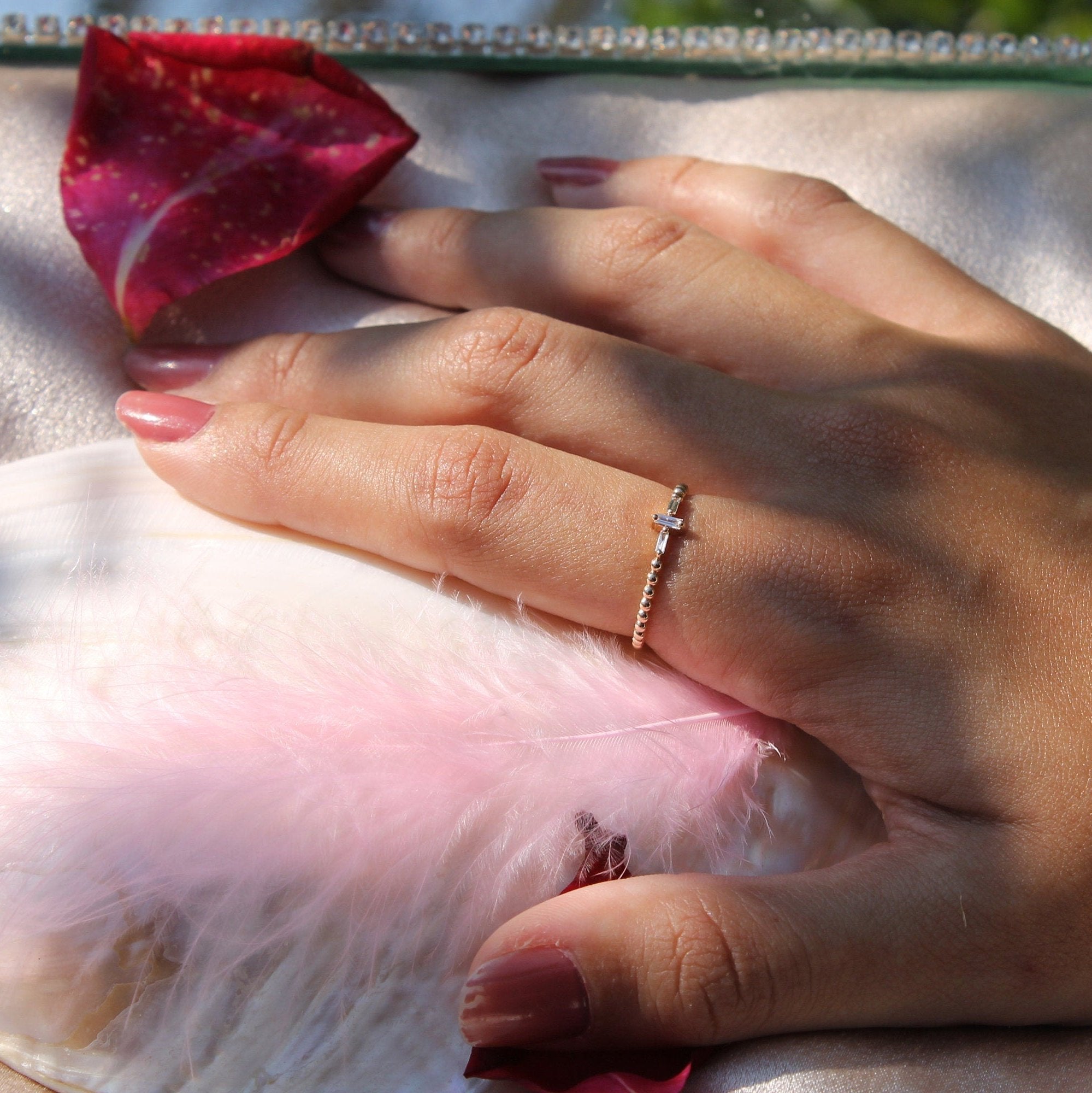 Croix Baguette Yüzük parmakta görünümü - 14K altın pırlanta baget haç yüzük