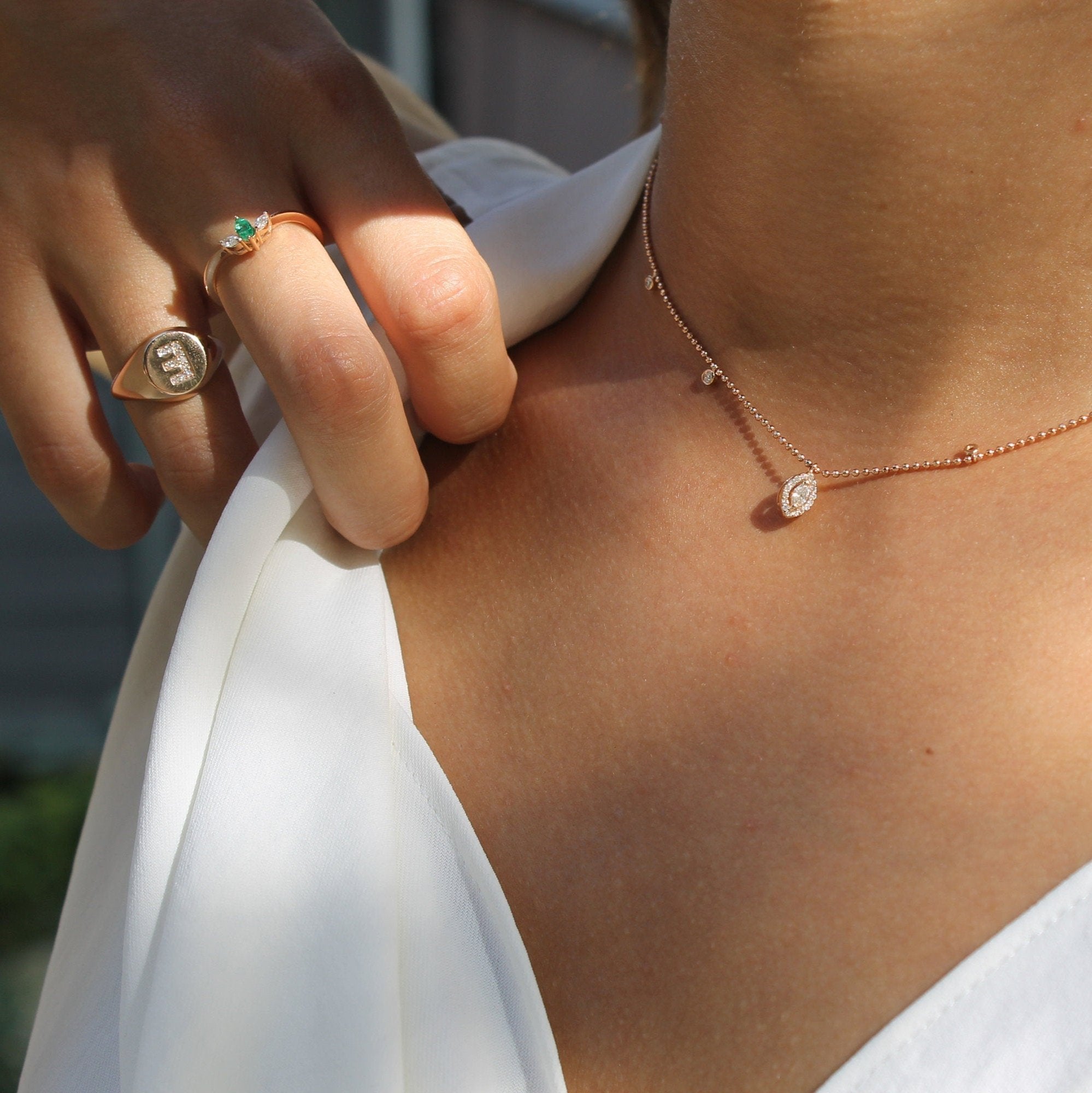 Initial Yüzük parmakta görünümü - 14K altın pırlanta harf yüzük