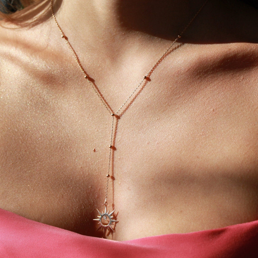 The Sun Kolye - 14K altın pırlanta güneş kolye boyunda görünümü