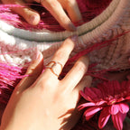 Criss Cross Yüzük parmakta görünümü - 14K altın pırlanta çapraz yüzük