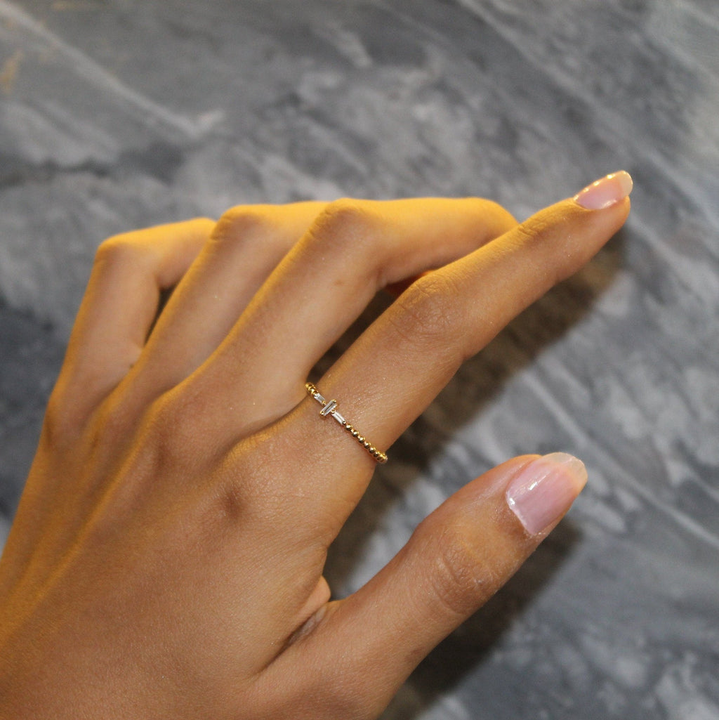 Croix Baguette Yüzük parmakta görünümü - 14K altın pırlanta baget haç yüzük