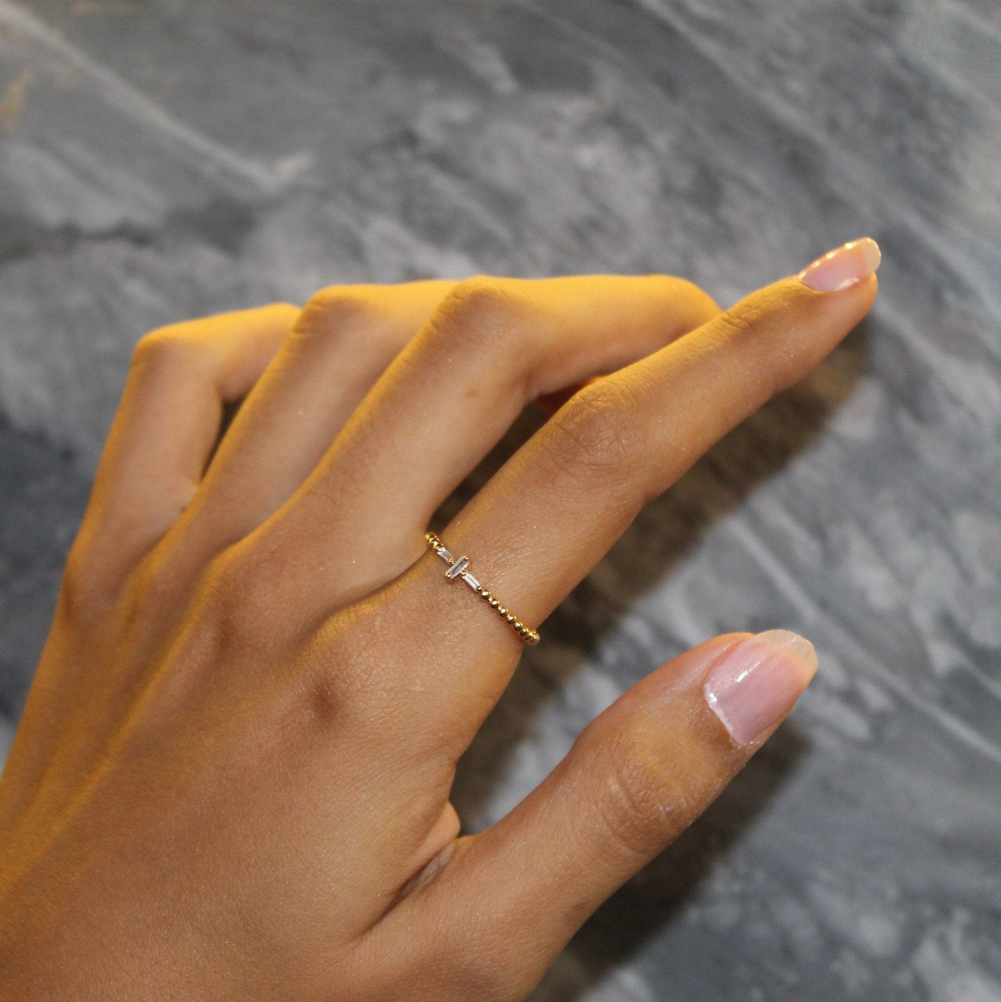 Croix Baguette Yüzük parmakta görünümü - 14K altın pırlanta baget haç yüzük