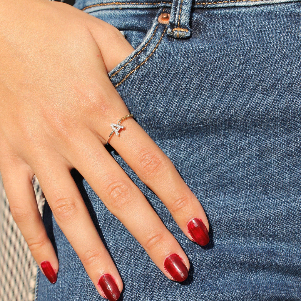 Letter Half Chain Yüzük parmakta görünümü - 14K altın renkli pırlanta harf yüzük