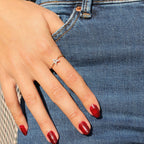 Letter Half Chain Yüzük parmakta görünümü - 14K altın renkli pırlanta harf yüzük